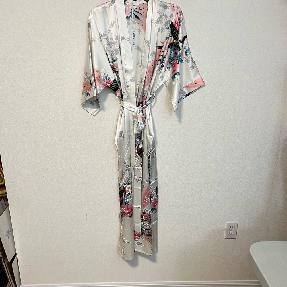 Babeyond Beautiful Satin Vintage Inspired Robe NWT